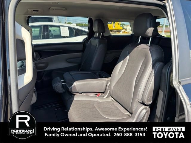 Used 2026 Kia Carnival FWD image 8