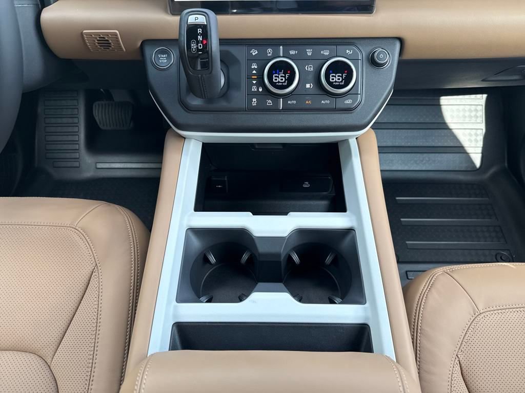 New 2025 Land Rover Defender 130 X-Dynamic SE image 24