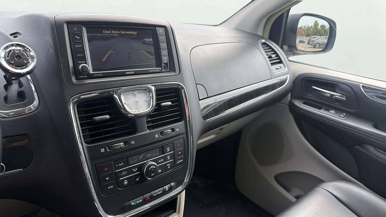 Used 2016 Chrysler Town & Country Touring w/ Driver Convenience Group FWD image 24