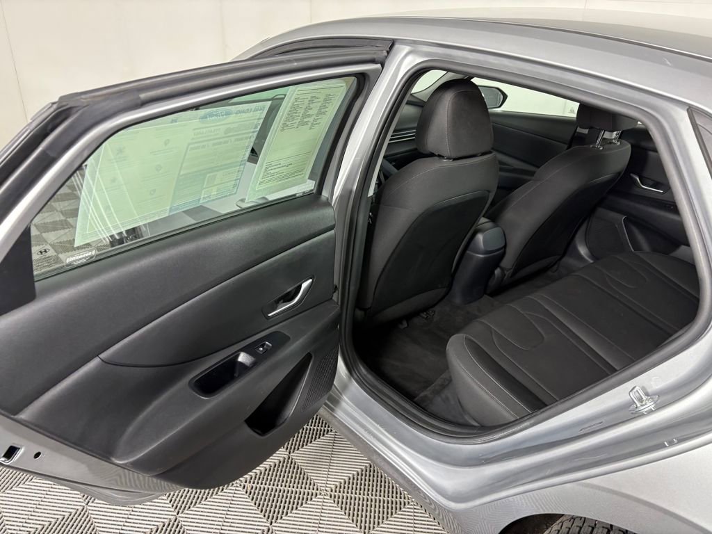Used 2021 Hyundai Elantra SEL image 27