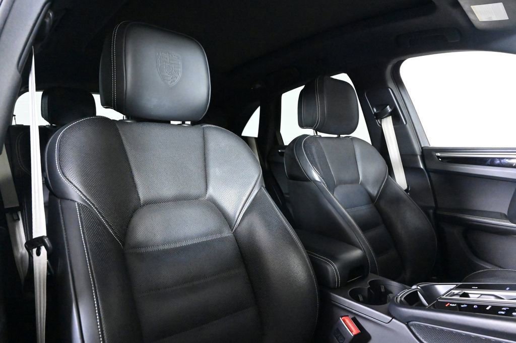Certified 2023 Porsche Macan AWD/4WD image 18
