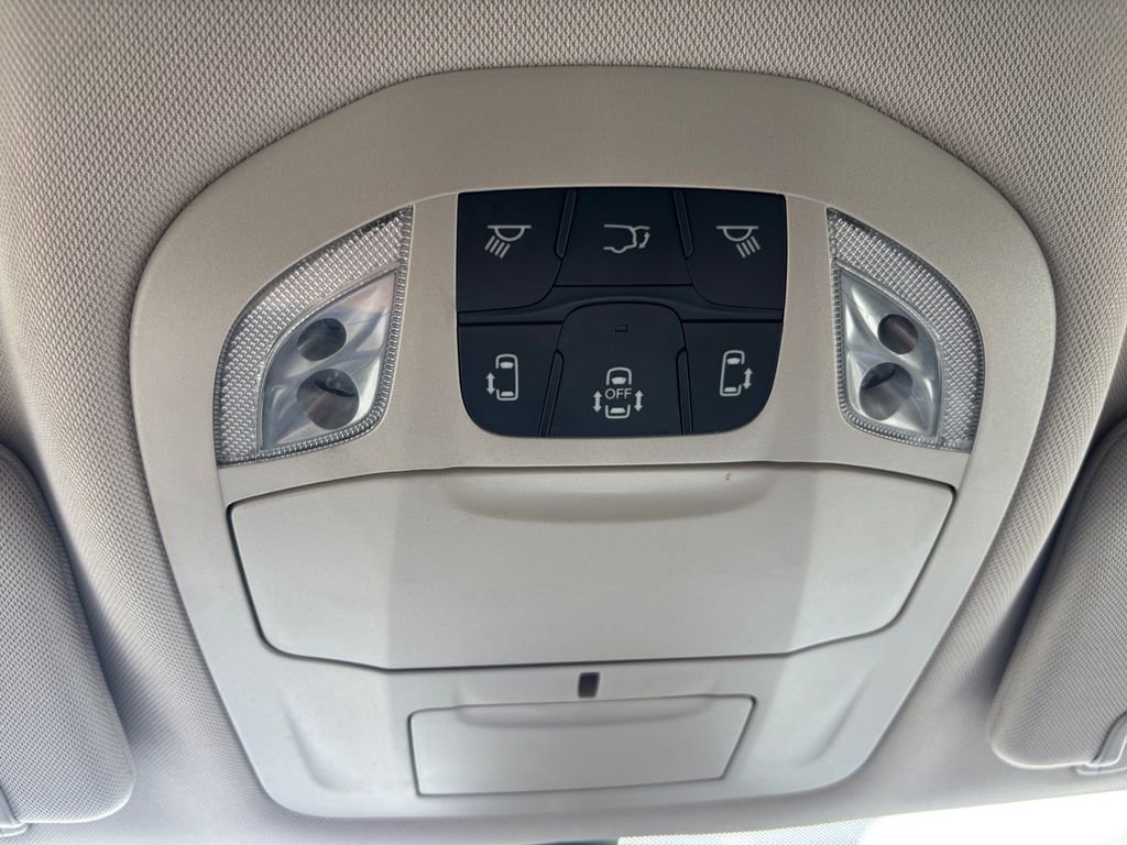 Used 2024 Chrysler Pacifica Touring-L FWD image 20
