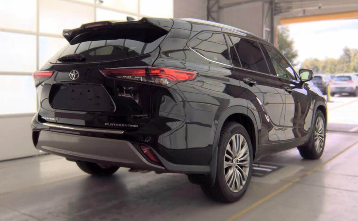 Used 2022 Toyota Highlander Platinum AWD/4WD image 3