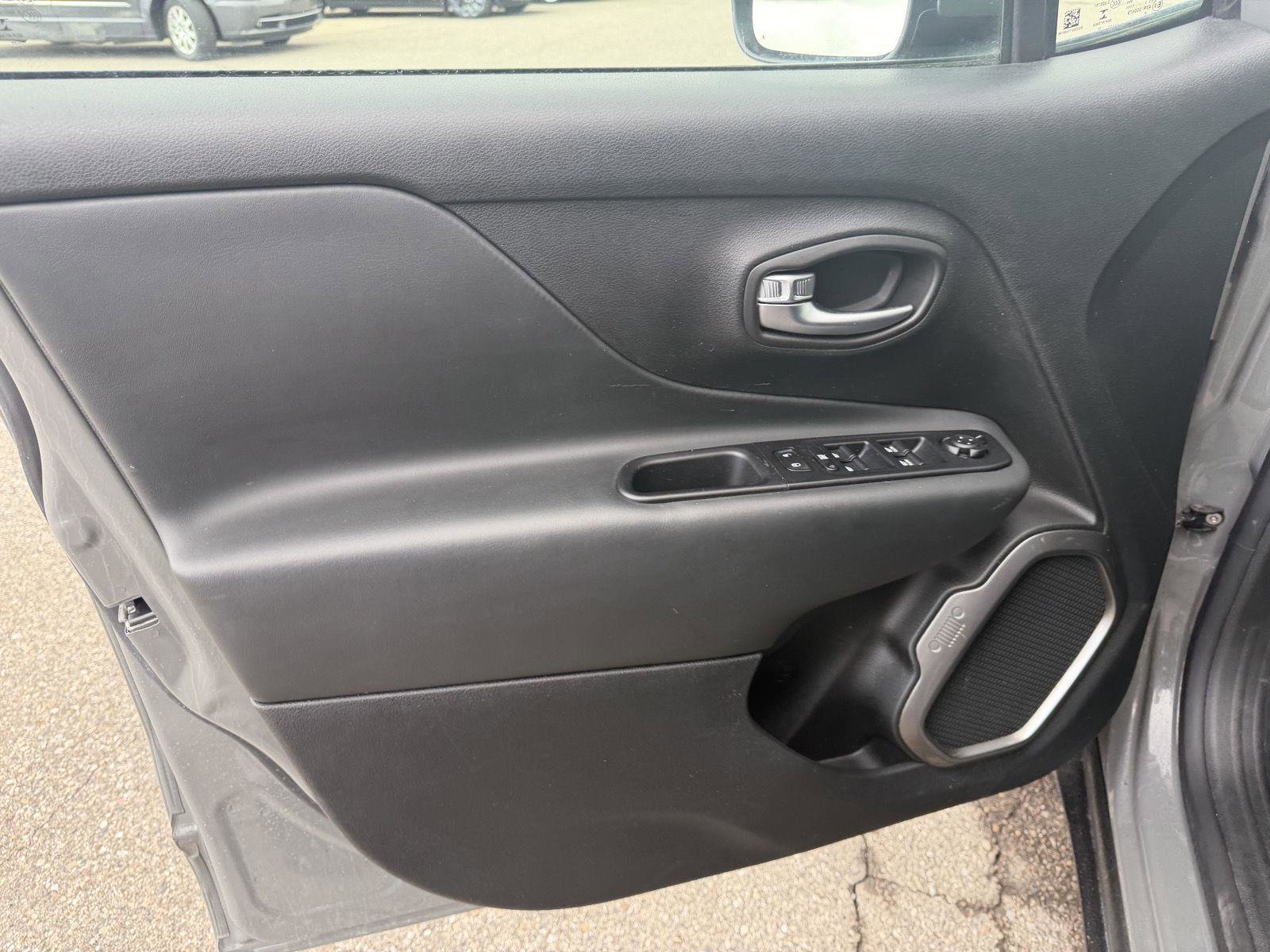 Used 2020 Jeep Renegade Limited image 10