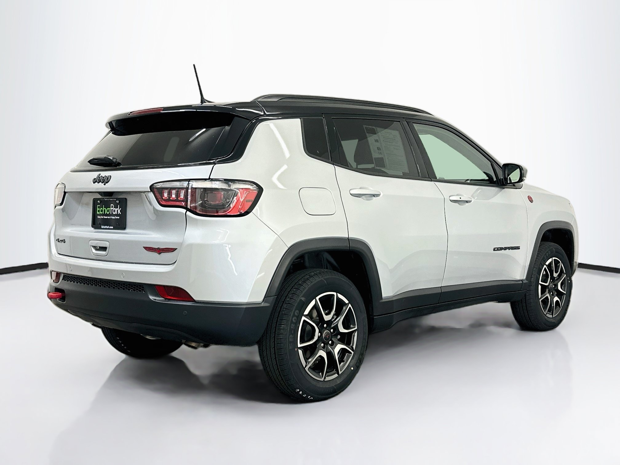 Used 2025 Jeep Compass Trailhawk AWD/4WD image 9