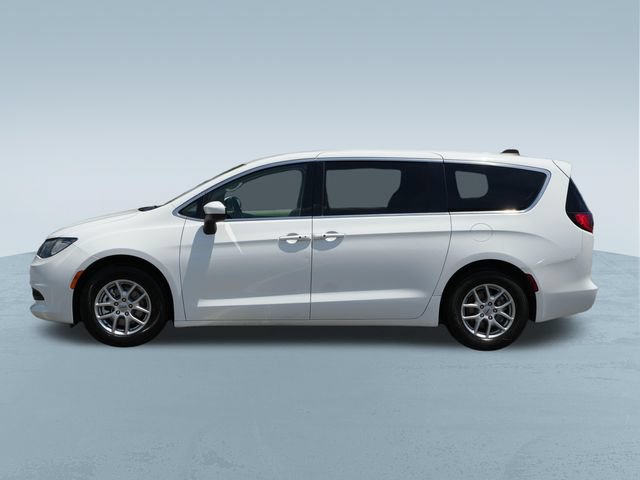 Used 2023 Chrysler Voyager LX FWD image 4