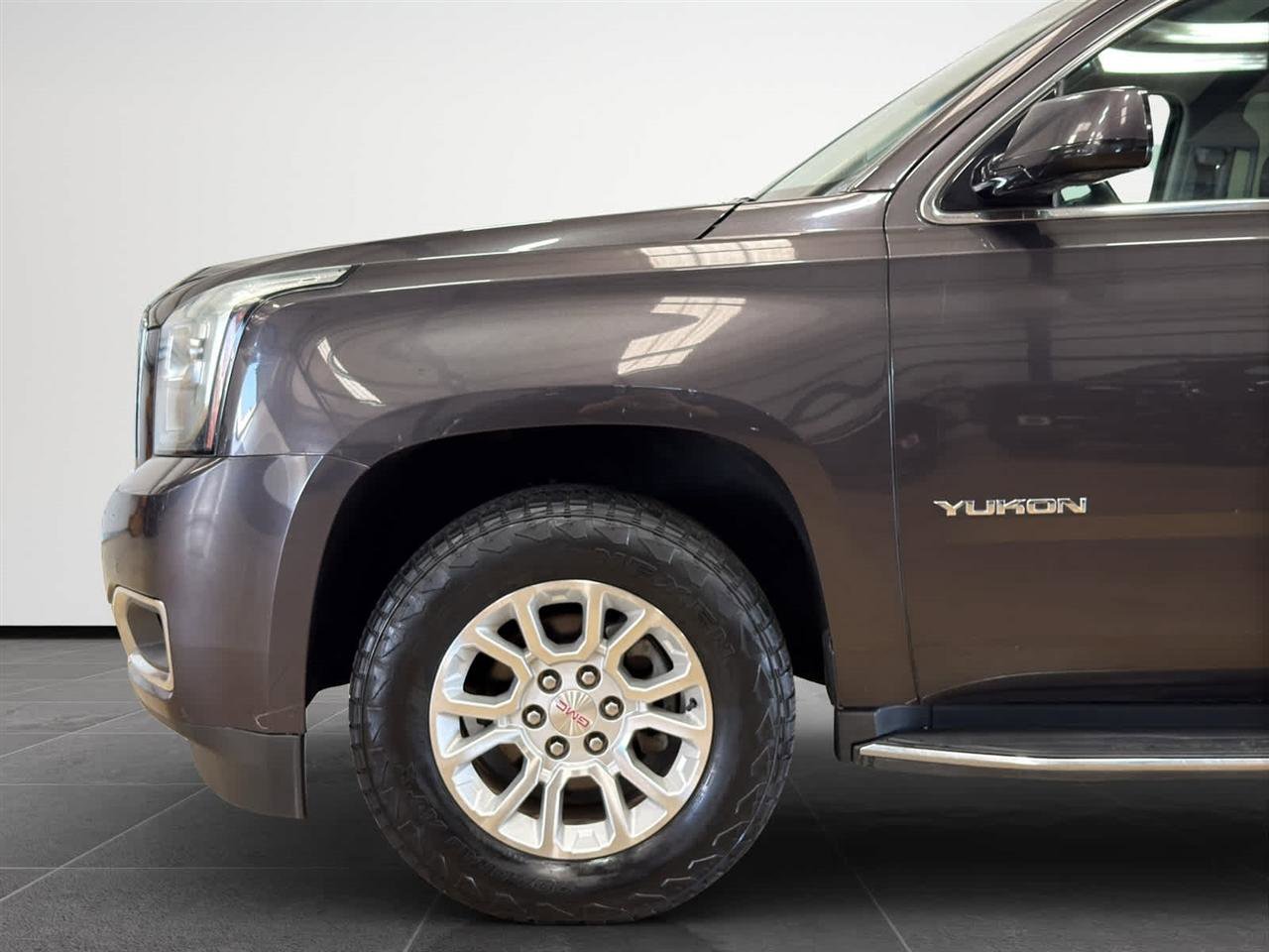 Used 2018 GMC Yukon SLT image 2