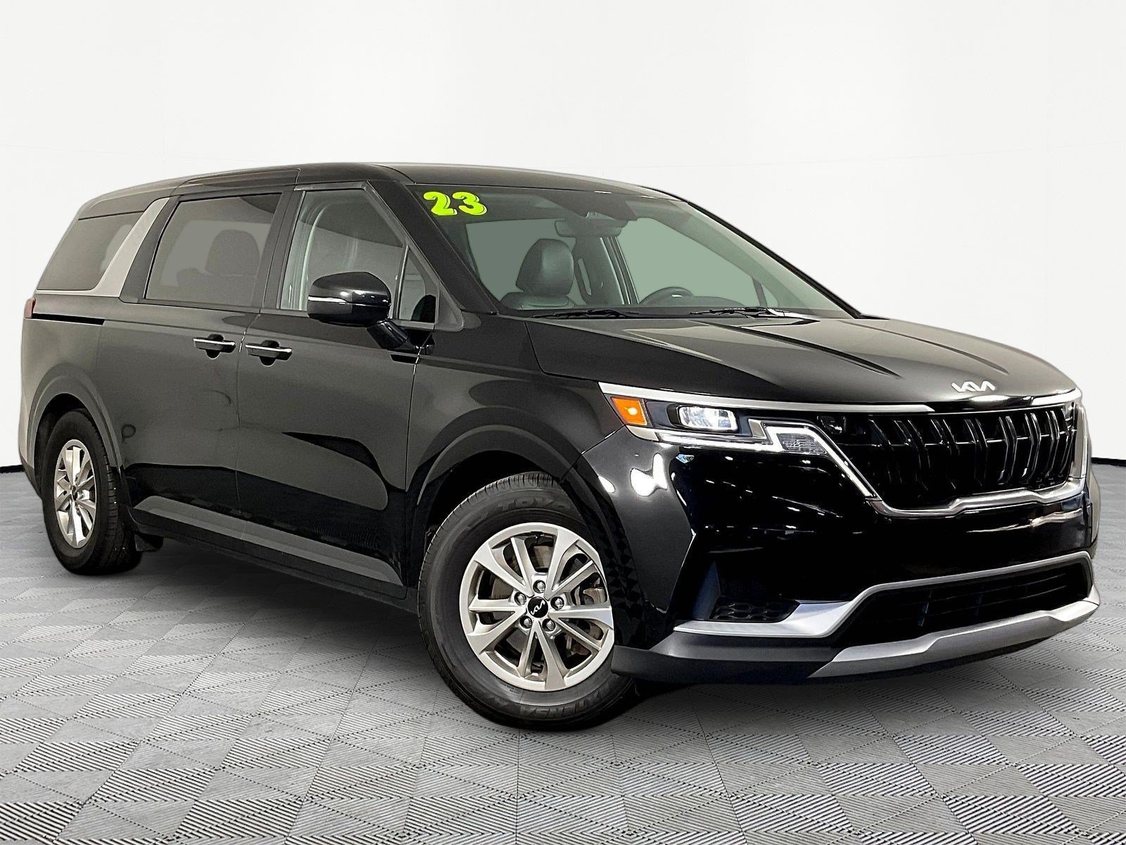 Used 2023 Kia Carnival LX FWD image 3