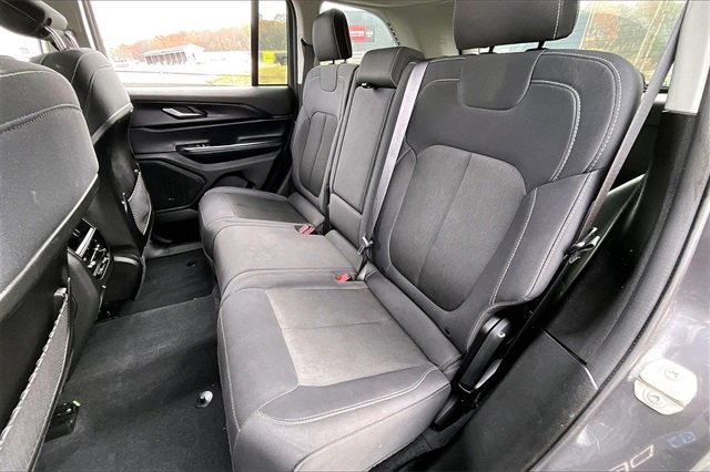 Used 2024 Jeep Grand Cherokee Laredo image 19