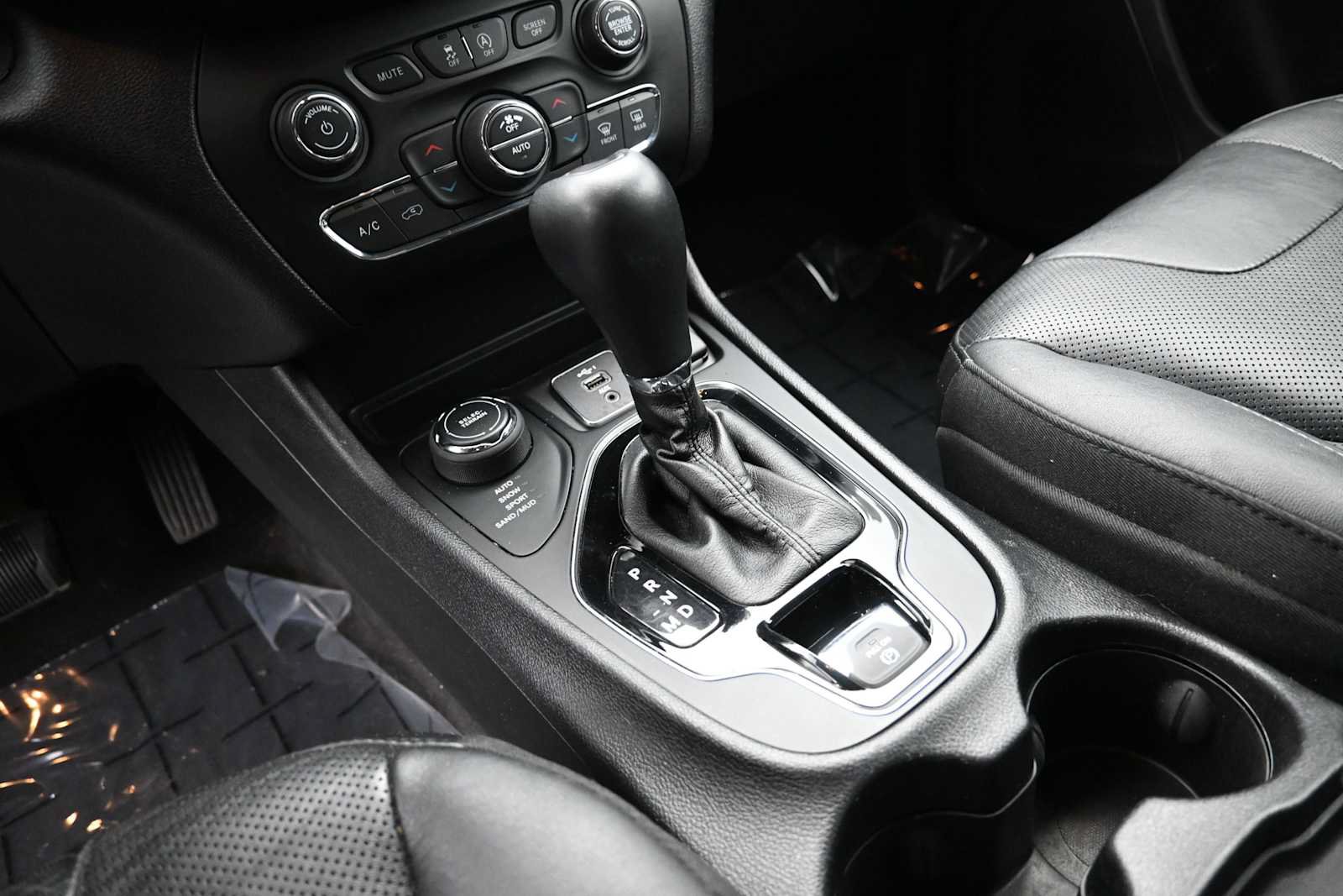 Used 2020 Jeep Cherokee Limited AWD/4WD image 13