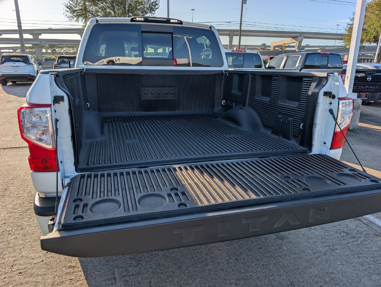 Used 2018 Nissan Titan SV w/ SV Convenience Package RWD image 29