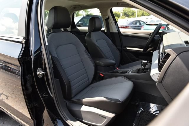 Used 2025 Volkswagen Jetta SE w/ Sunroof Package FWD image 21