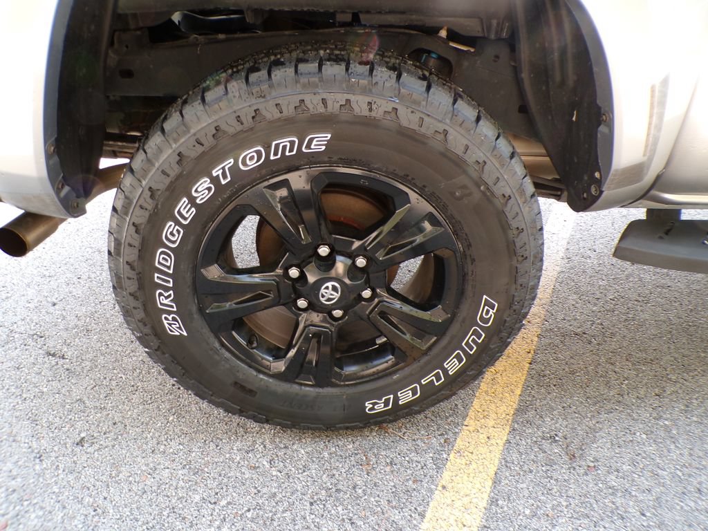 Used 2017 Toyota Tacoma TRD Sport w/ Tow Package RWD image 20