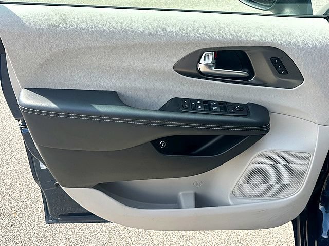 Used 2023 Chrysler Pacifica Touring-L FWD image 14