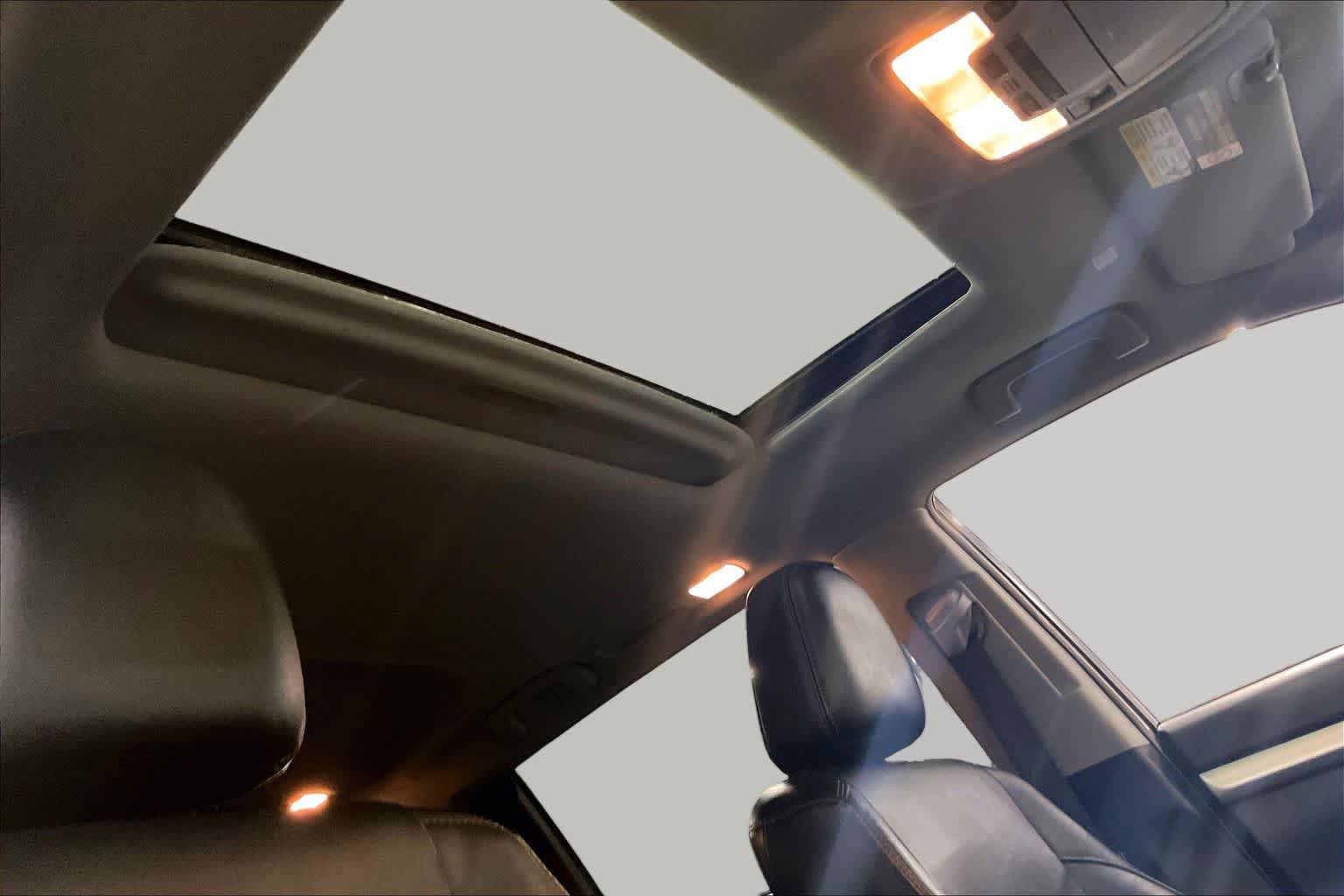 Used 2019 Toyota Highlander XLE AWD/4WD image 14