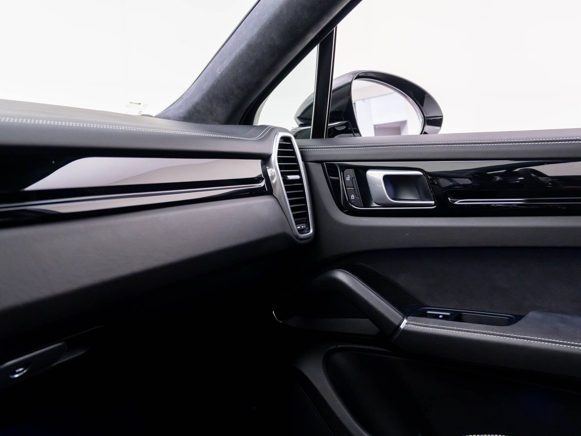 Certified 2022 Porsche Cayenne GTS AWD/4WD image 30