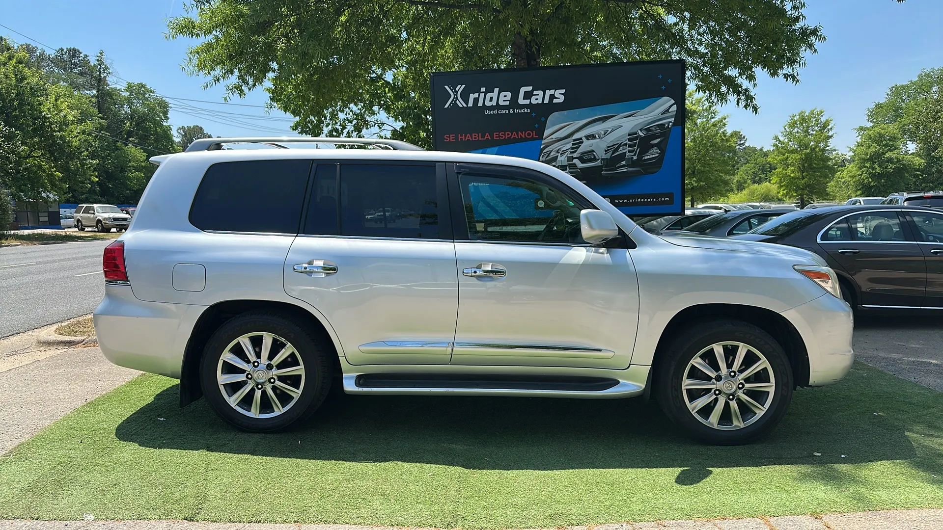 Used 2011 Lexus LX 570 4WD w/ Luxury Pkg image 8