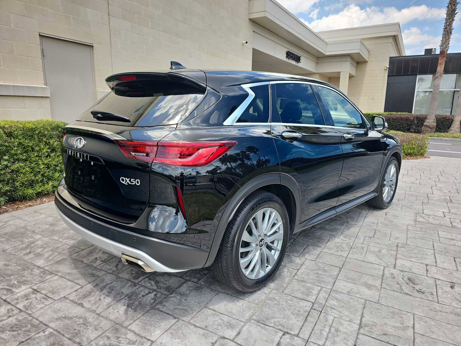 Certified 2025 INFINITI QX50 Pure AWD/4WD image 3