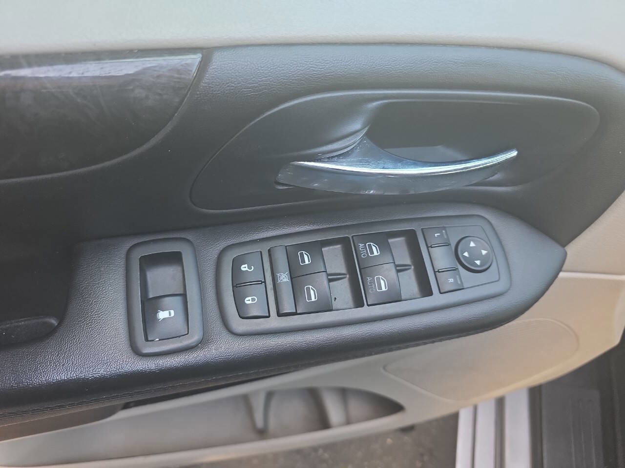 Used 2013 Dodge Grand Caravan SXT FWD image 12