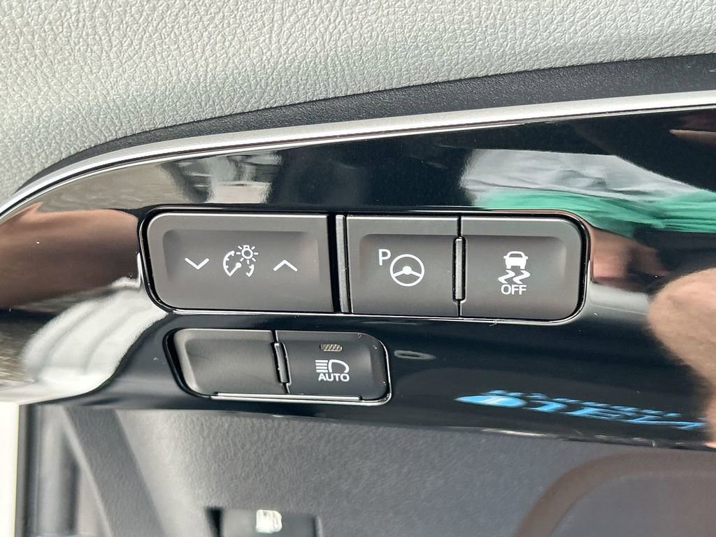 Used 2020 Toyota Prius XLE image 30