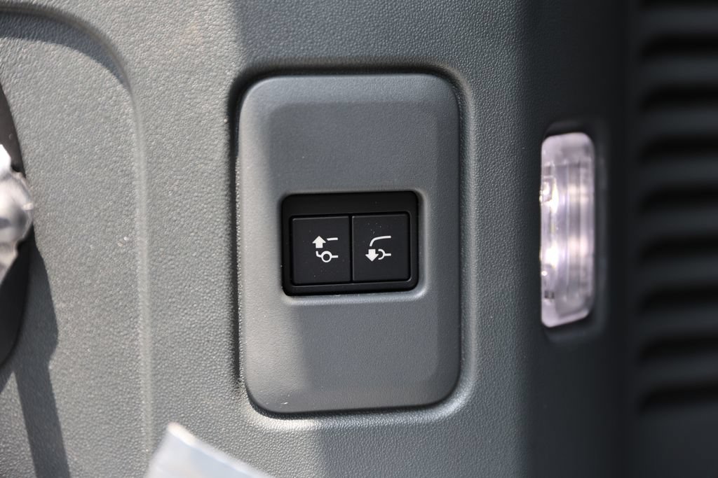 Used 2026 Land Rover Defender 130 X-Dynamic SE AWD/4WD image 9