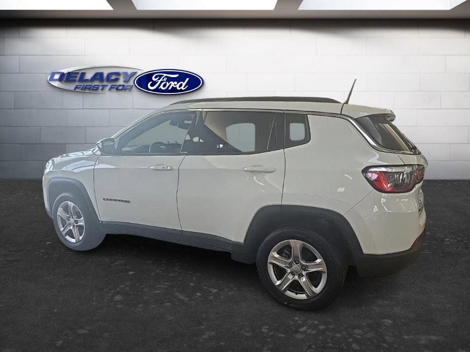 Used 2023 Jeep Compass Latitude w/ Convenience Group AWD/4WD image 3
