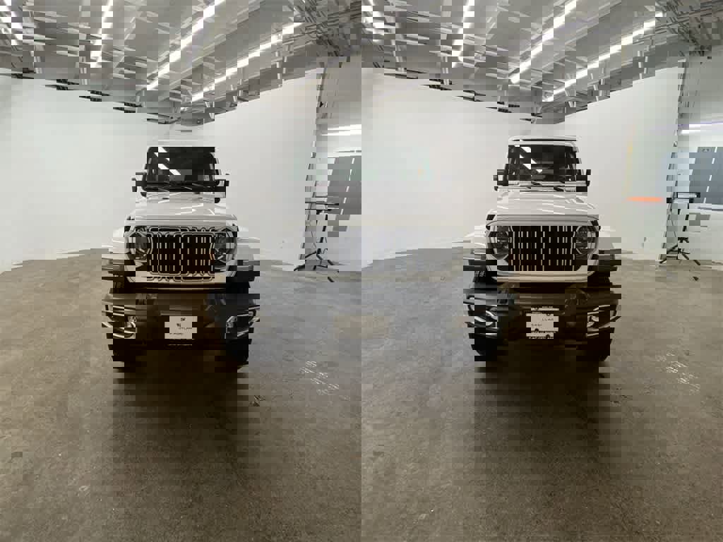 Used 2025 Jeep Wrangler Sahara image 9