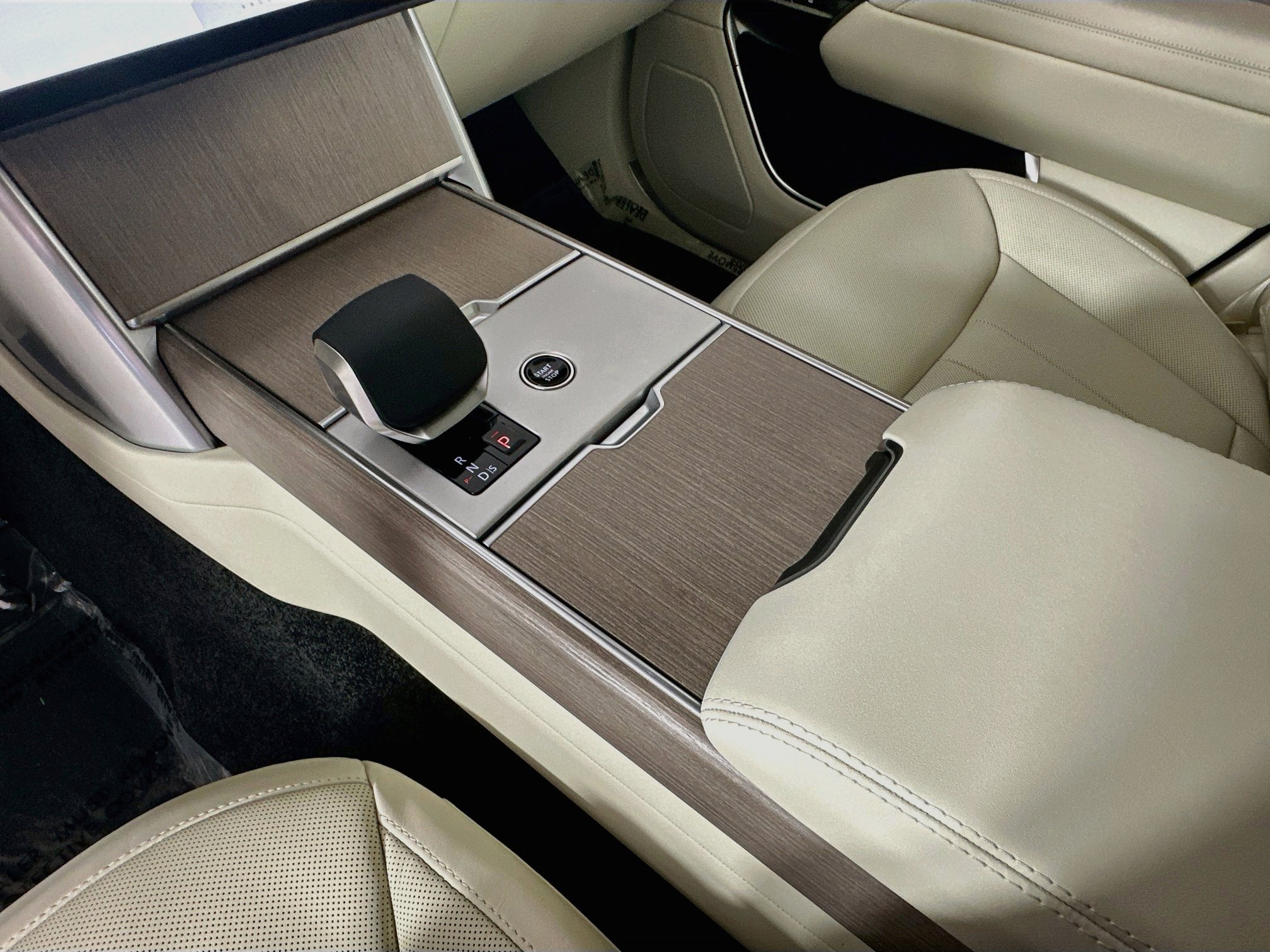 New 2026 Land Rover Range Rover SE AWD/4WD image 13