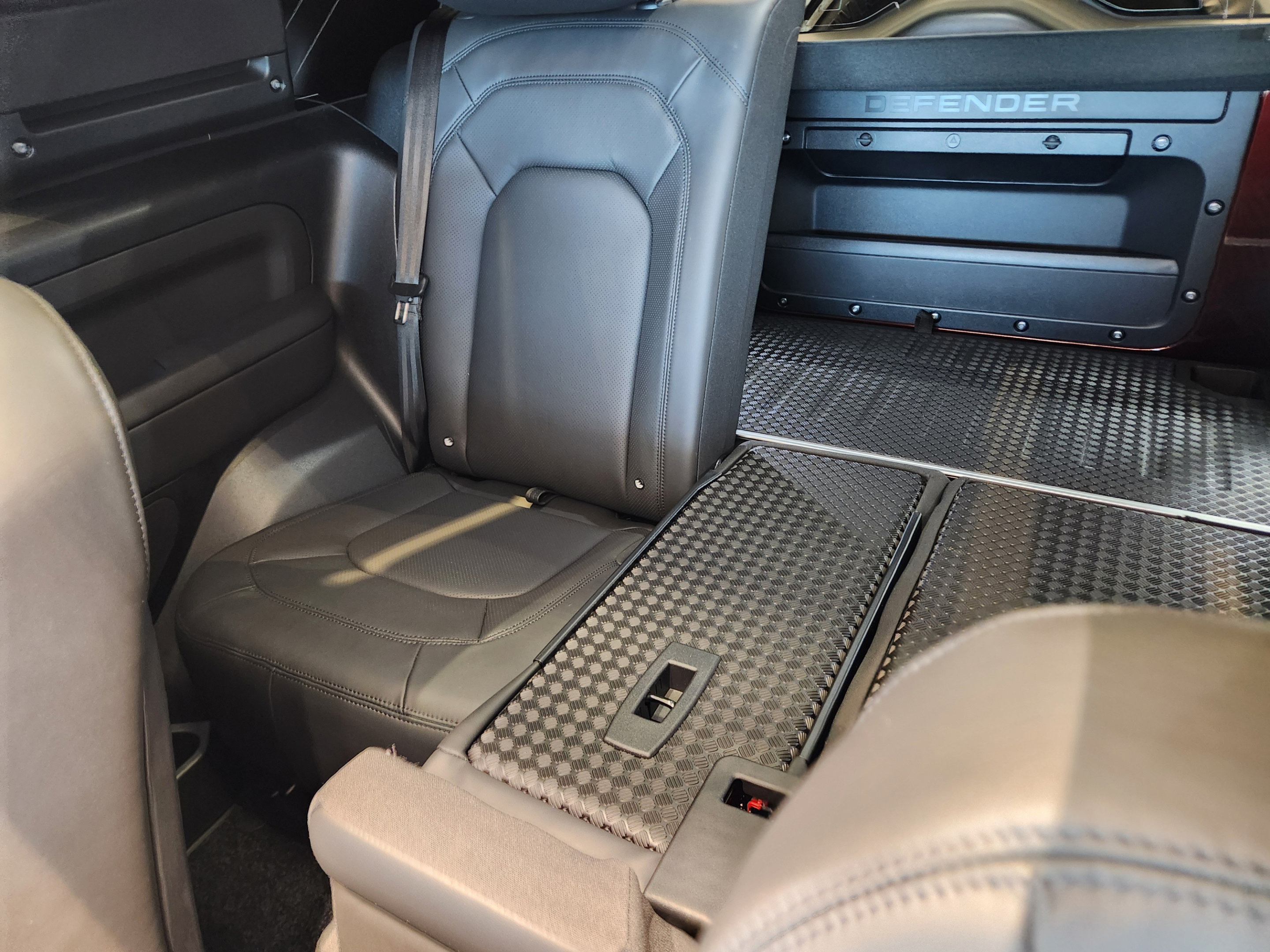 New 2026 Land Rover Defender 90 X-Dynamic SE AWD/4WD image 24