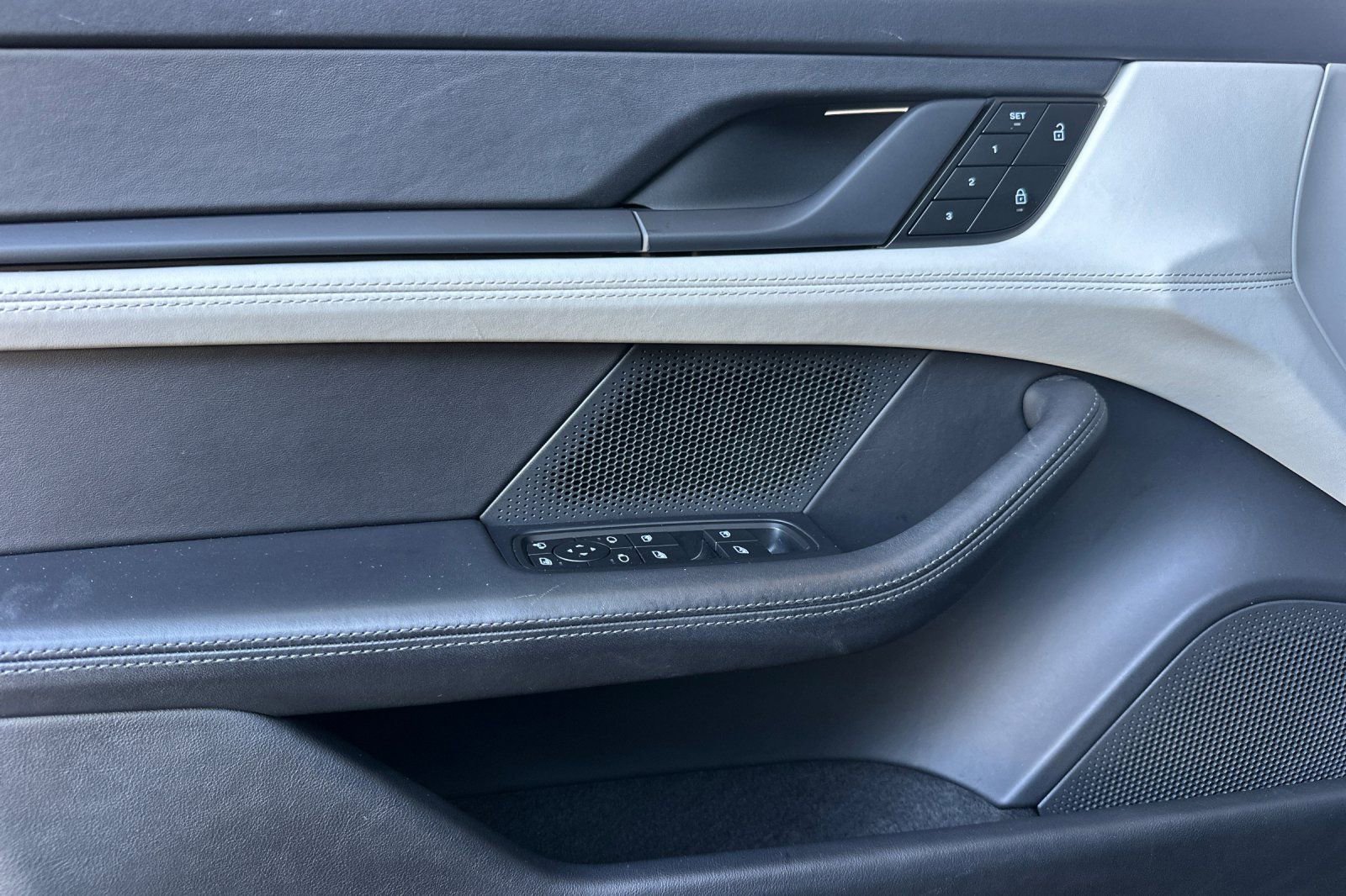 Used 2022 Porsche Taycan image 12