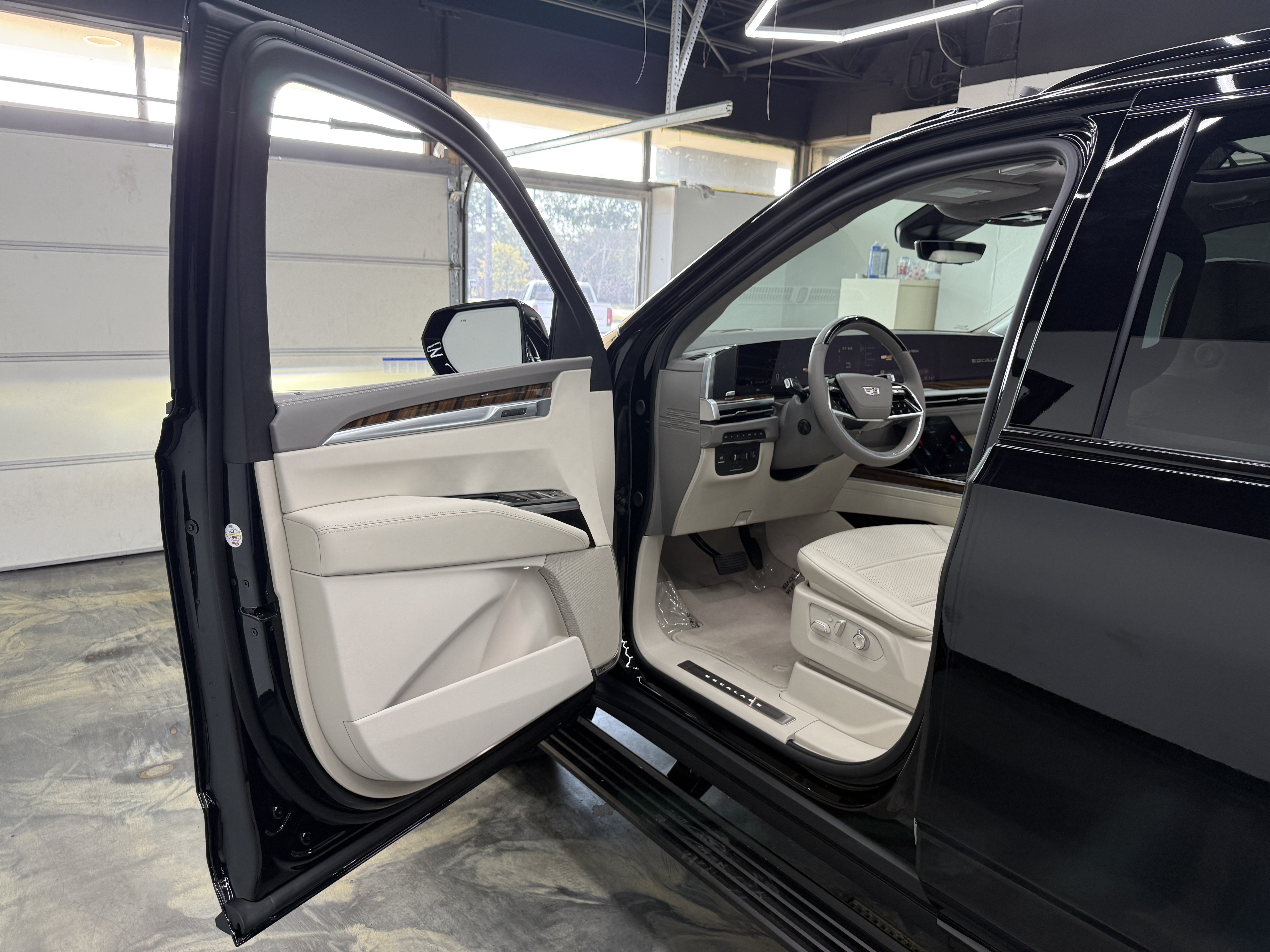Used 2026 Cadillac Escalade ESV Platinum Sport AWD/4WD image 8