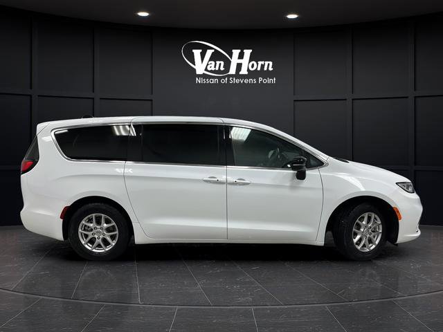 Used 2024 Chrysler Pacifica Touring image 2