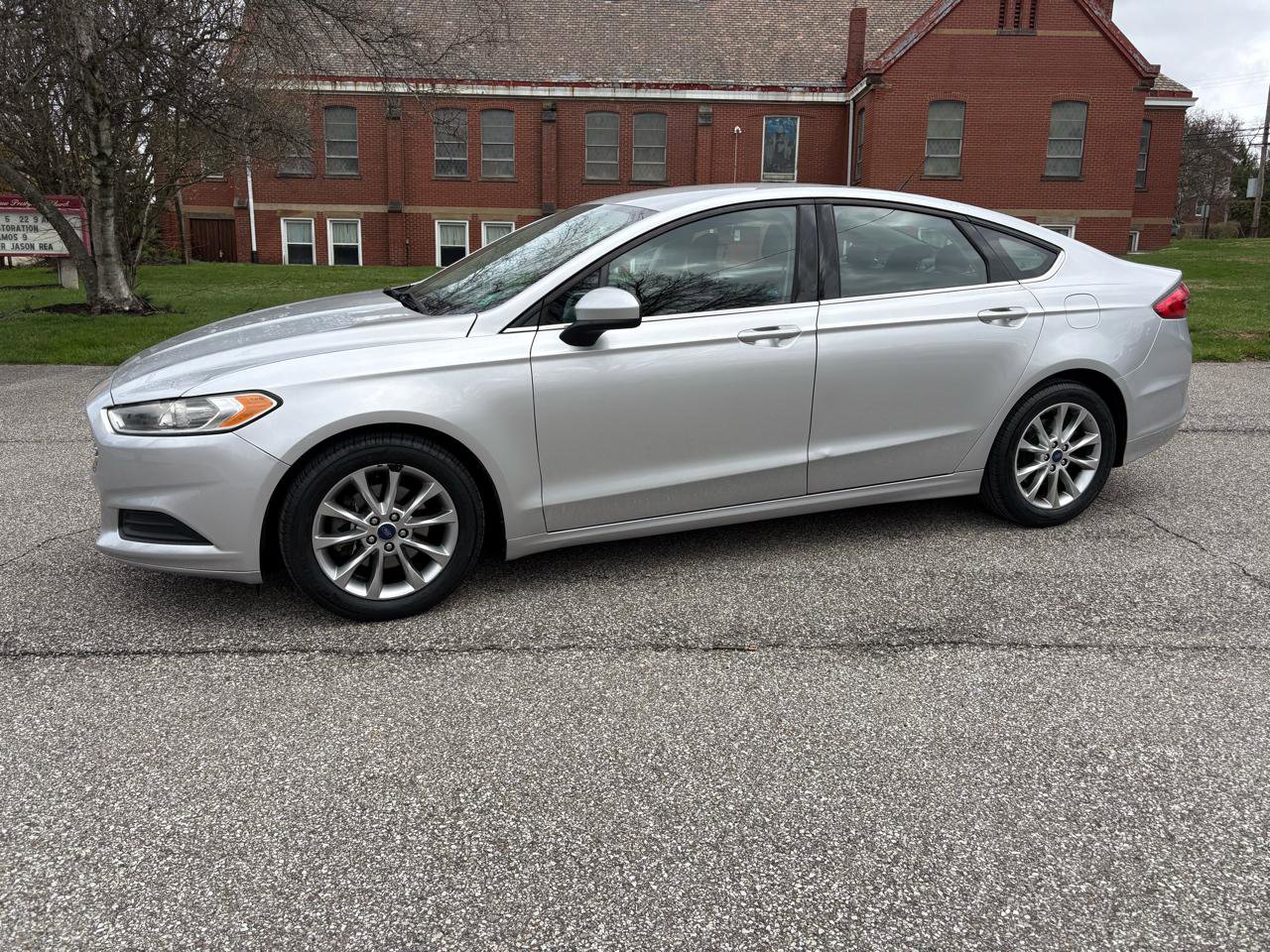 Used 2017 Ford Fusion SE w/ Fusion SE Technology Package image 4