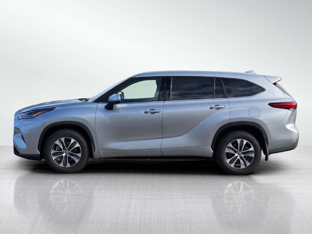 Used 2022 Toyota Highlander XLE AWD/4WD image 7