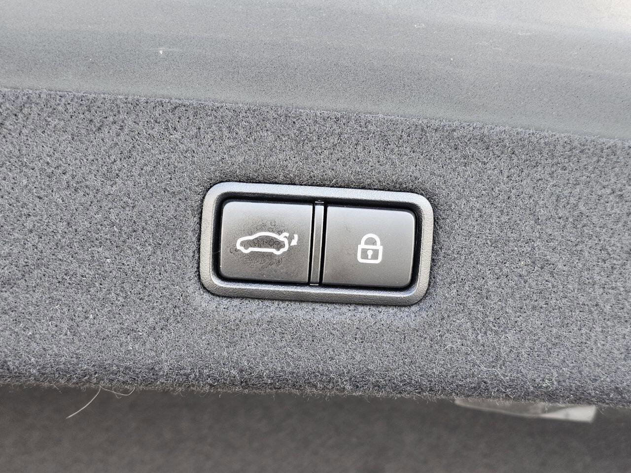Used 2017 Genesis G90 5.0 Ultimate RWD image 18
