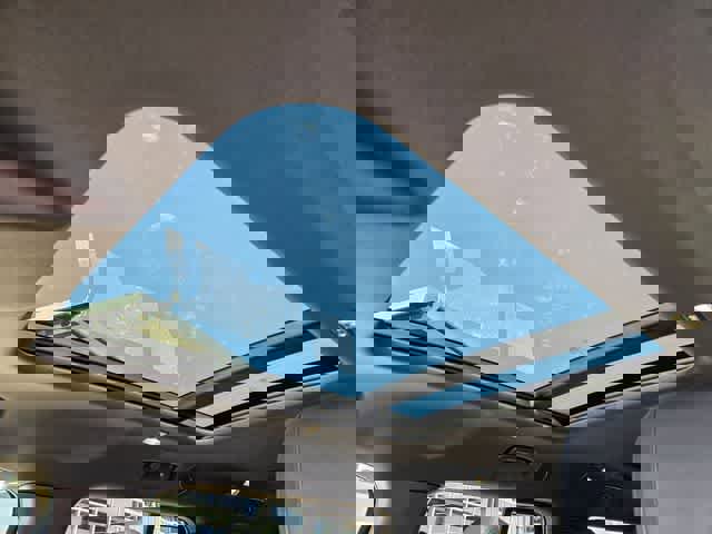 Used 2023 Land Rover Defender 130 X-Dynamic SE image 18