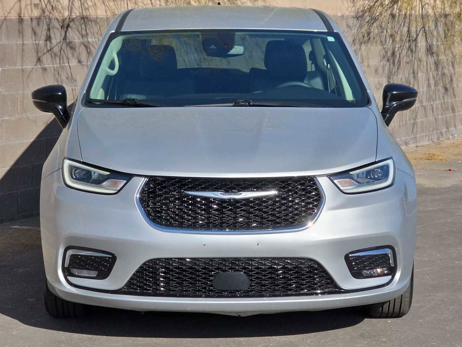 Used 2024 Chrysler Pacifica Limited FWD image 3