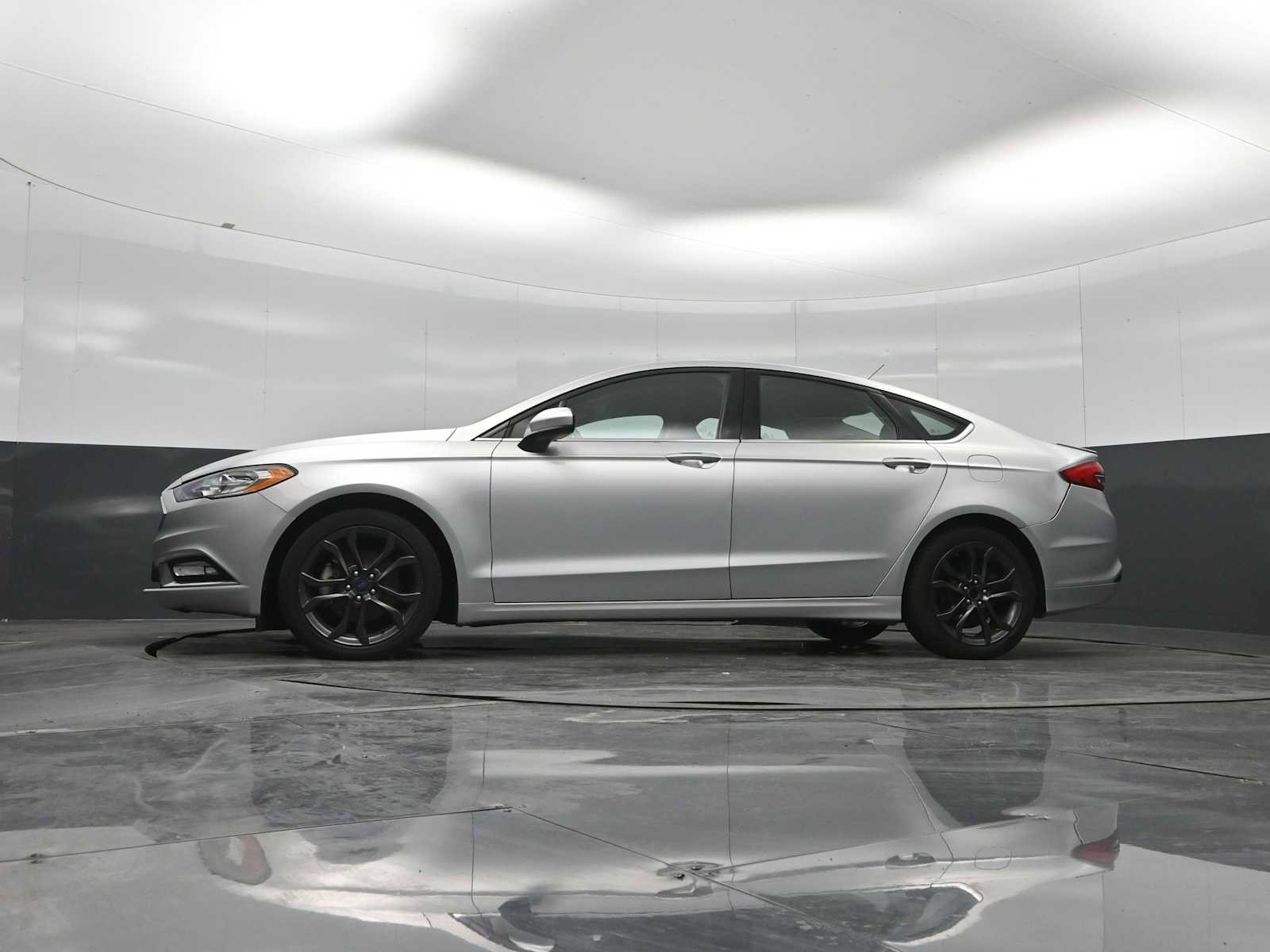 Used 2018 Ford Fusion SE w/ Equipment Group 201A FWD image 21
