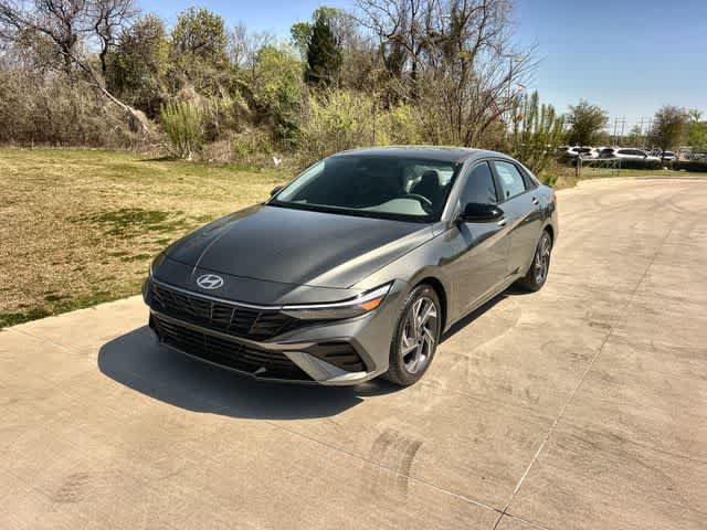 Used 2025 Hyundai Elantra Sport image 2
