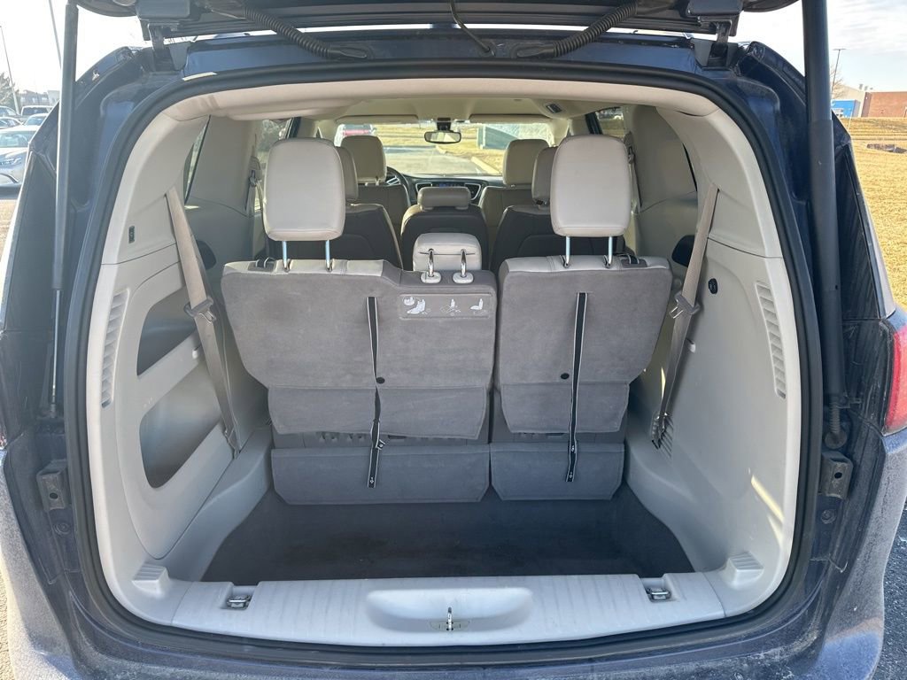 Used 2017 Chrysler Pacifica Touring-L w/ Tire & Wheel Group image 9