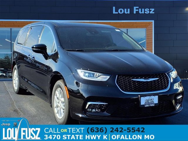 New 2026 Chrysler Pacifica Select