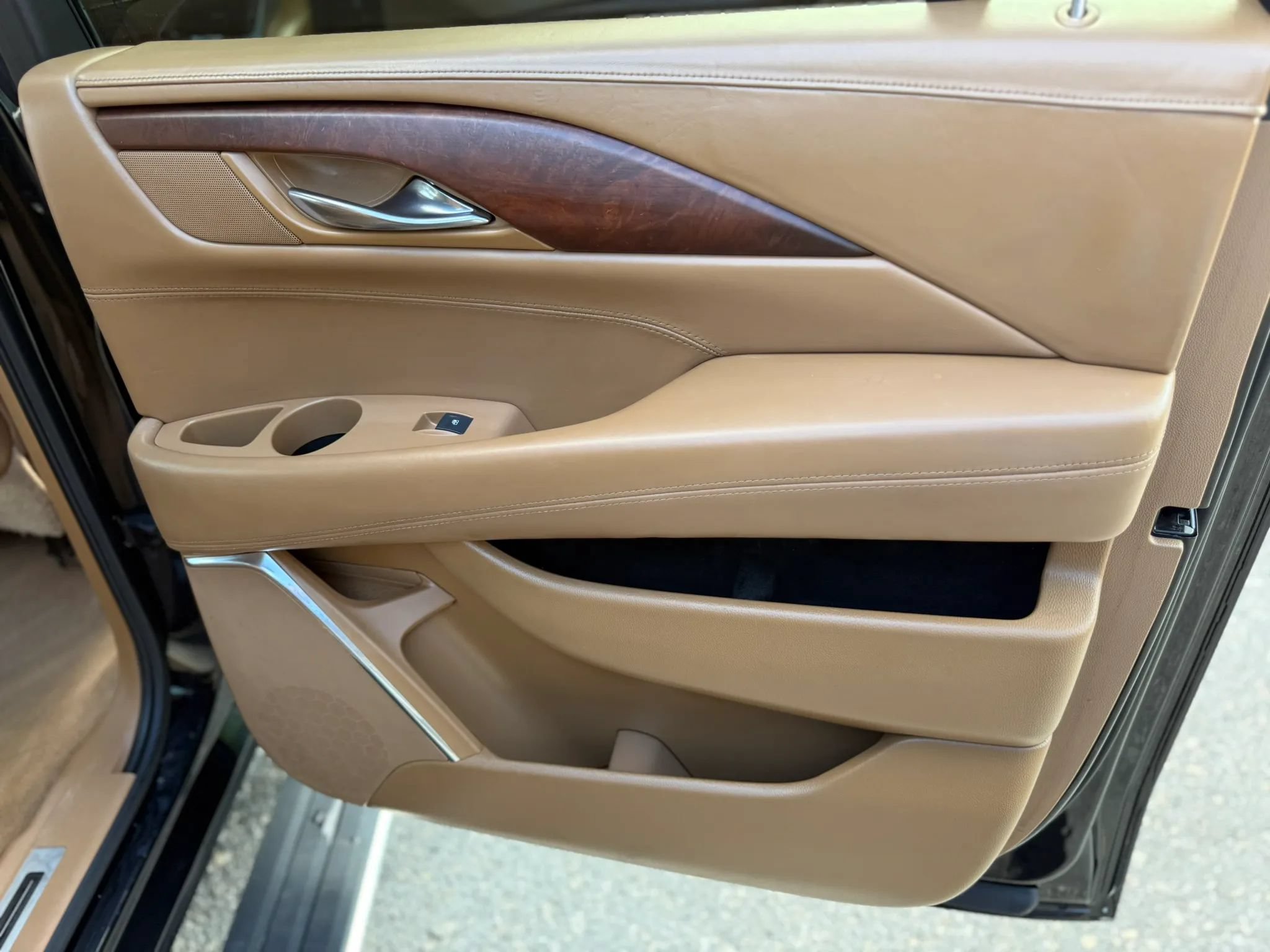 Used 2015 Cadillac Escalade ESV Platinum AWD/4WD image 29
