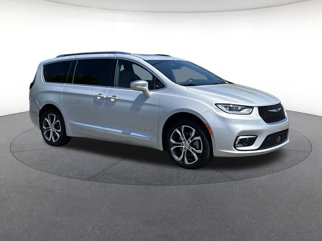 Used 2024 Chrysler Pacifica Pinnacle w/ Trailer Tow Group AWD/4WD image 8