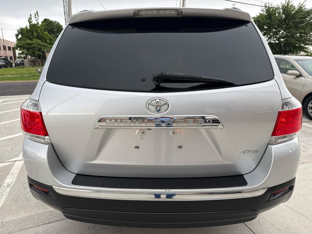 Used 2012 Toyota Highlander SE w/ Tow Pkg AWD/4WD image 12