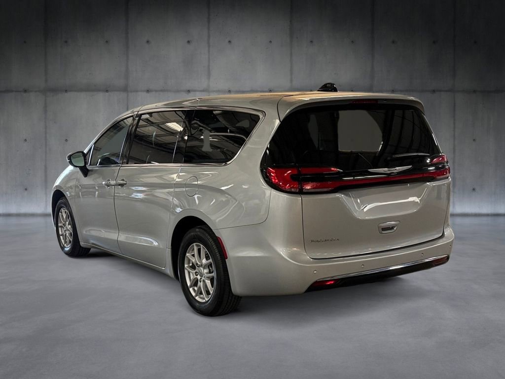 Used 2024 Chrysler Pacifica Touring-L image 3