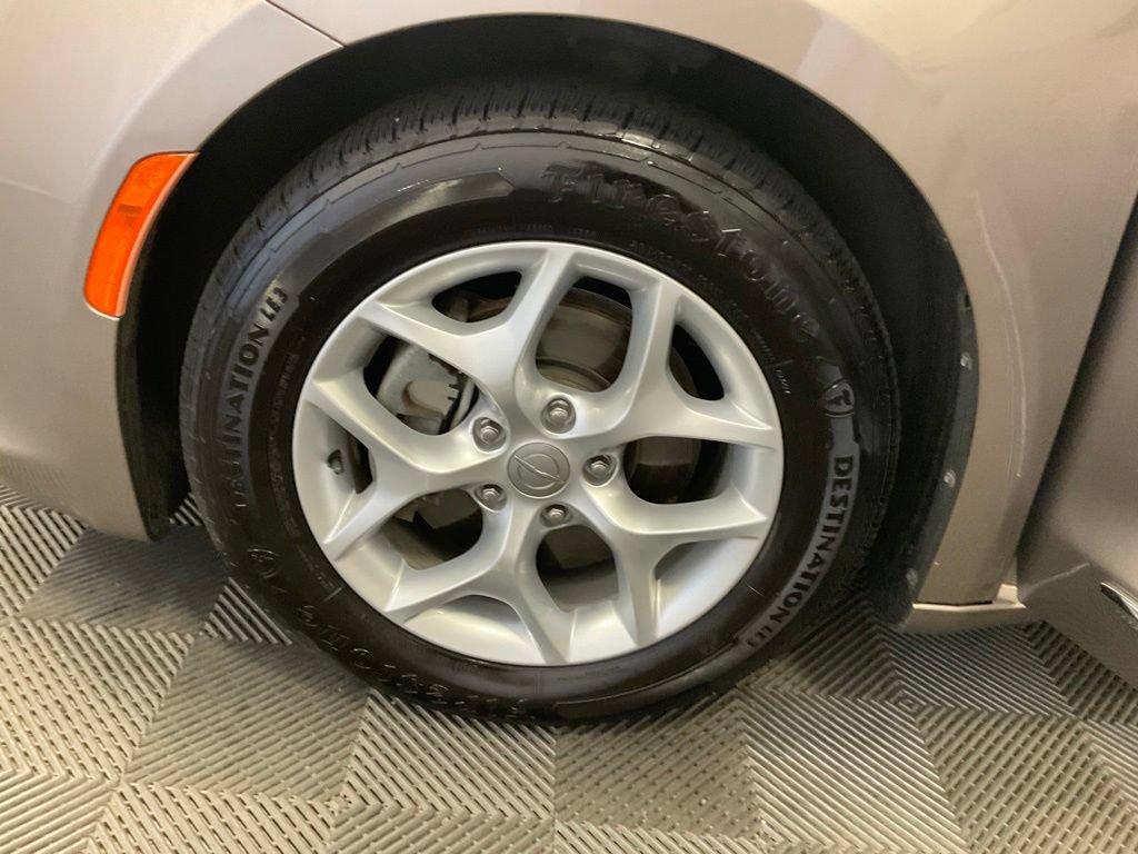 Used 2017 Chrysler Pacifica Touring-L Plus FWD image 16