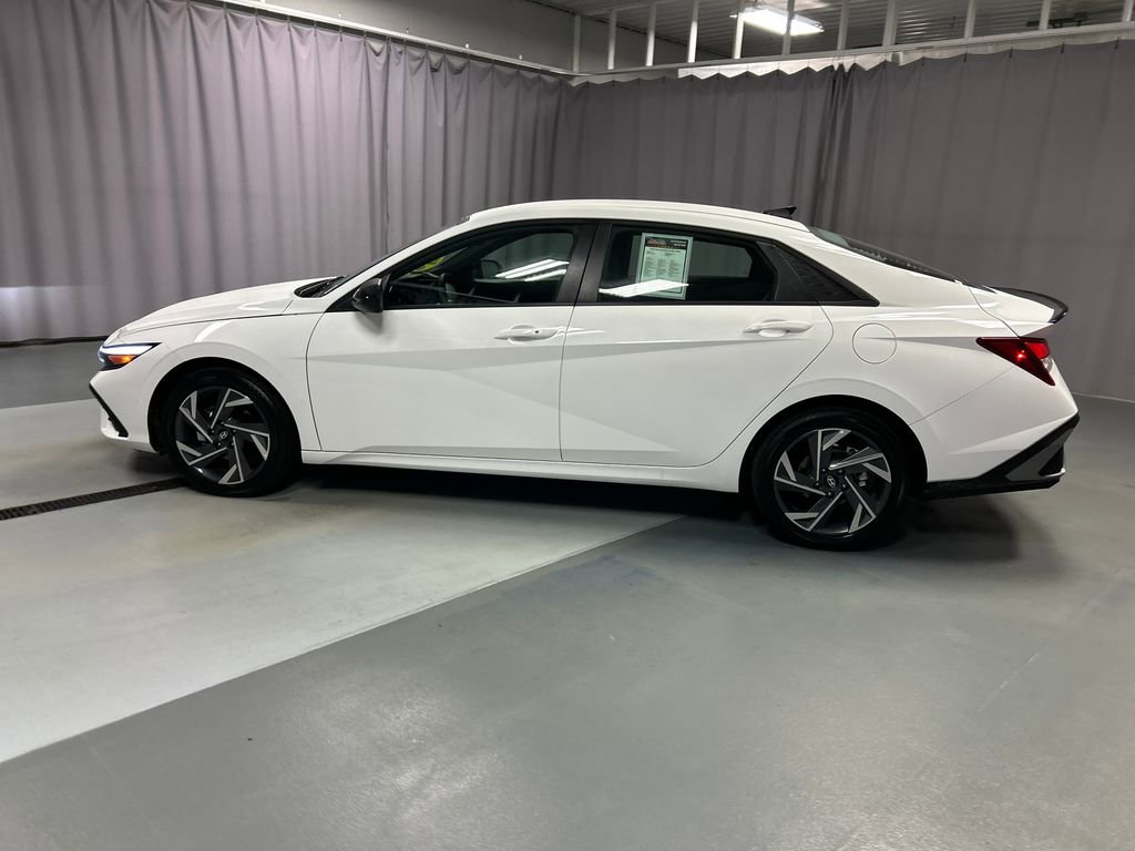 Used 2025 Hyundai Elantra Sport image 4