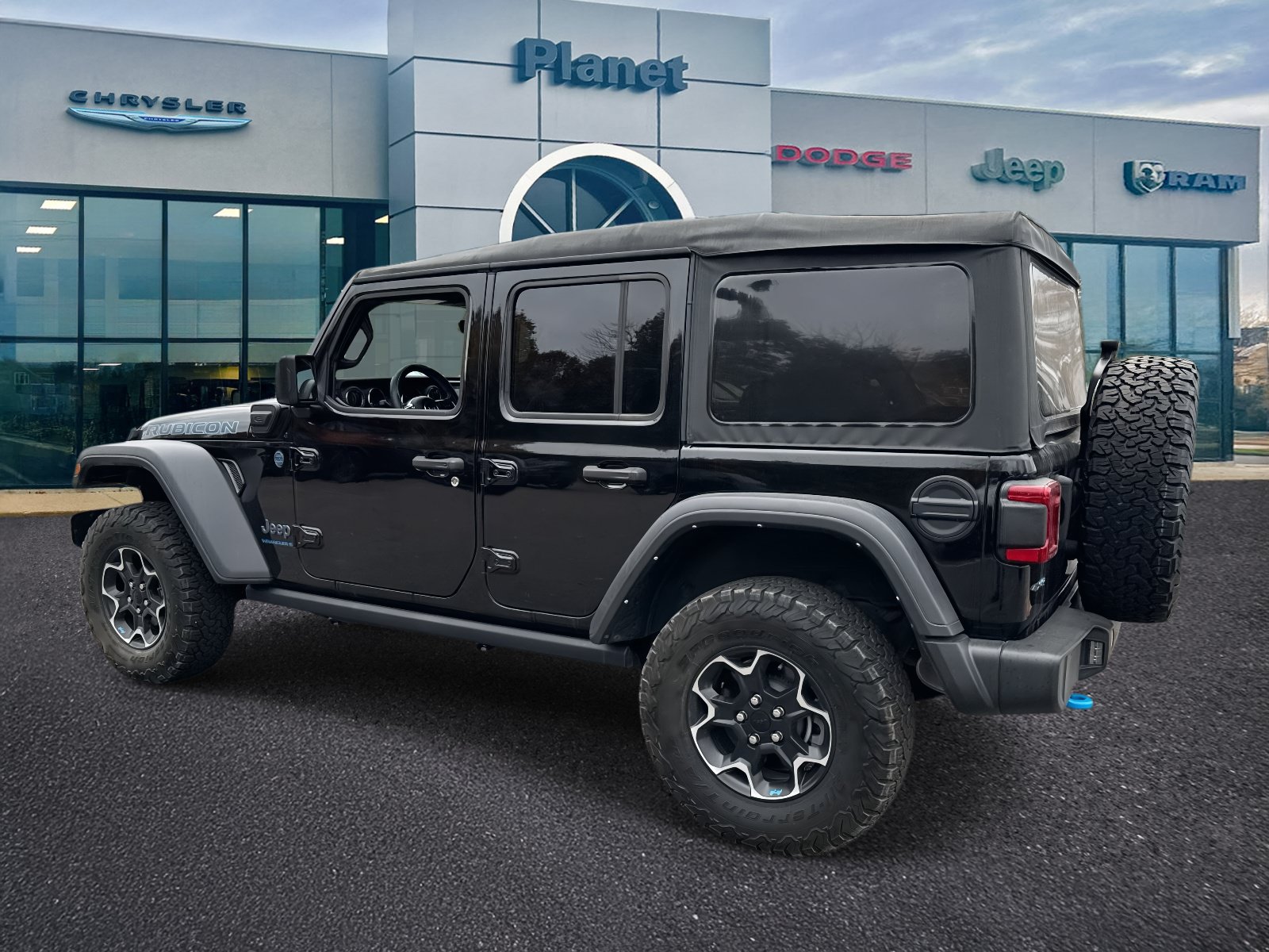 Used 2023 Jeep Wrangler Unlimited Rubicon 4xe AWD/4WD image 3