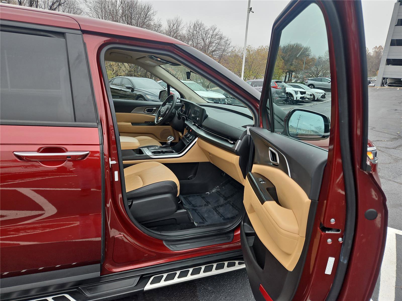 Used 2023 Kia Carnival LX image 27