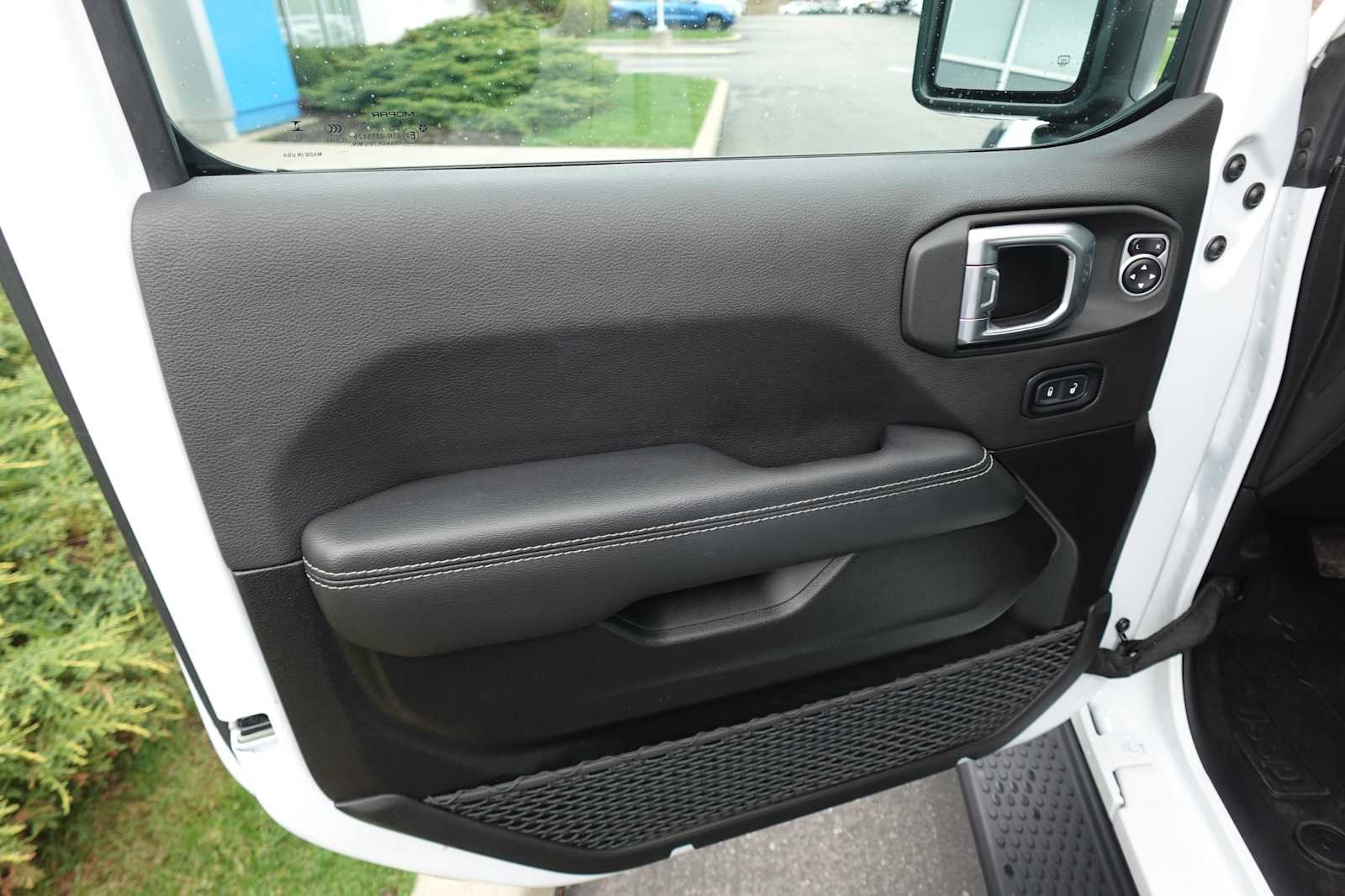 Used 2023 Jeep Wrangler Sahara w/ LED Lighting Group AWD/4WD image 12